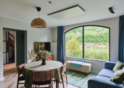 Woonkamer met zicht op voortuin